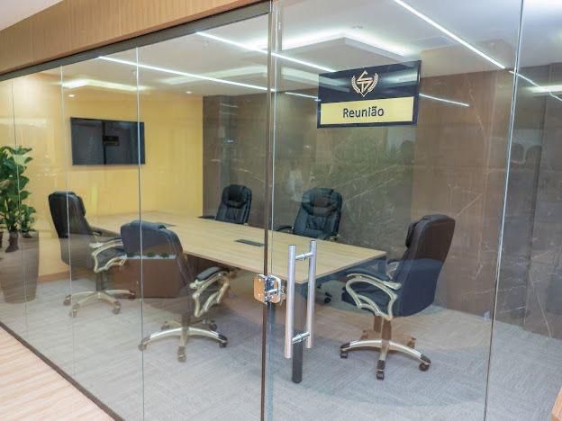 Sala de Reunião com Mesa Oval